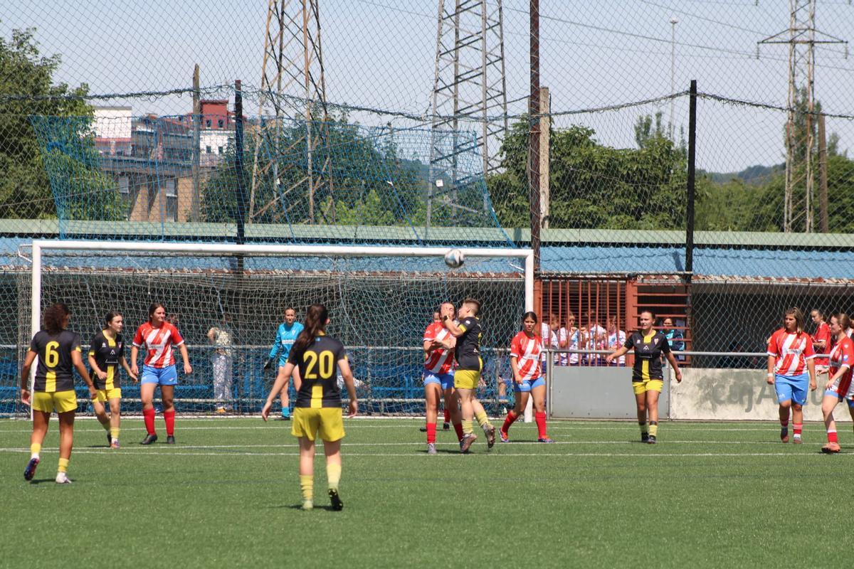Una jugada de la primera semifinal del torneo de fútbol femenino de las fiestas de Ciaño.