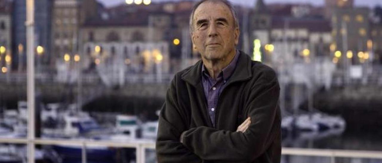 Manuel García Fonseca, &quot;el Polesu&quot;, en el paseo de Fomento de Gijón, durante la conversación con LA NUEVA ESPAÑA.