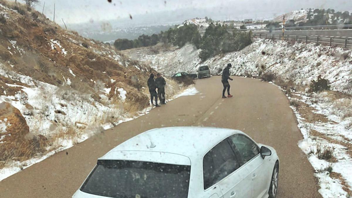 Vehículos que un ganadero ayudó a devolver a la circulación, cerca de Morella. | JAVIER ORTÍ