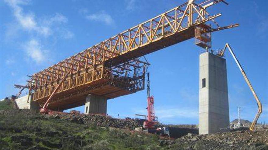 Comienzan las obras del tablero del viaducto sobre el río Almonte del AVE por Extremadura