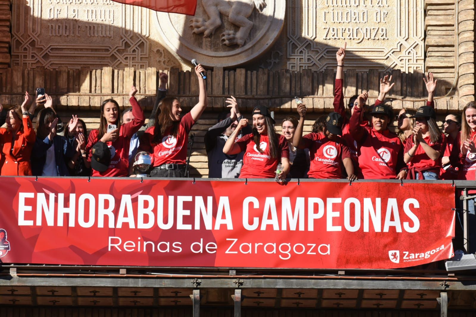 Baño de masas del Casademont Zaragoza en la plaza del Pilar y ofrenda de la Copa de la Reina a la Virgen del Pilar