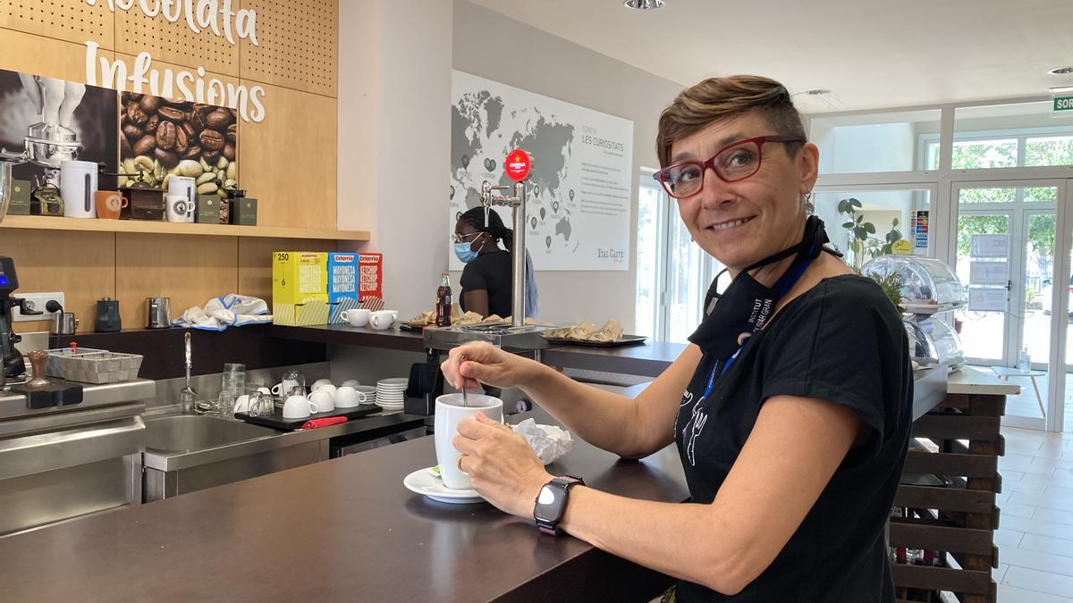 La professora Virgínia García, a la cafeteria de l’Escola d&#039;Hostaleria de Figueres