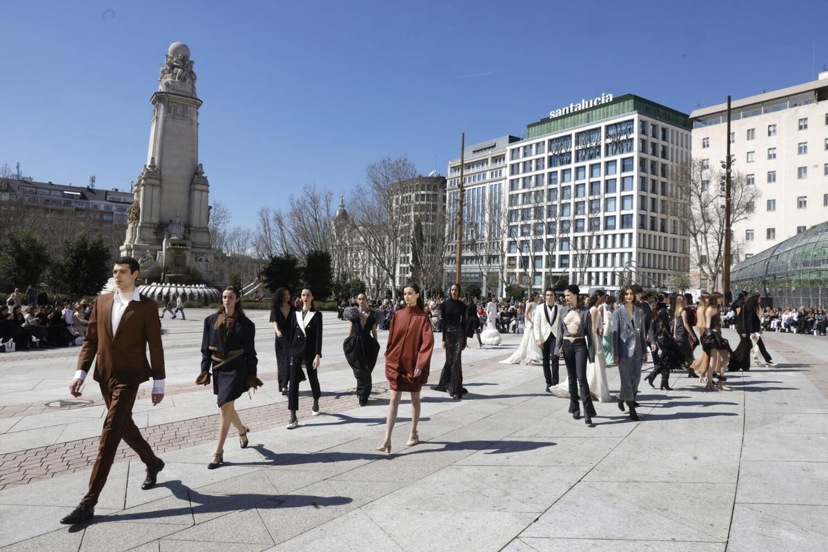 El desfile inaugural de OMODA Madrid es Moda en la Plaza de España de Madrid.