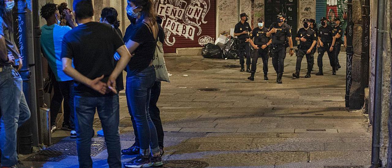 Agentes de la Policía Nacional vigilando las normas en la zona de vinos. // BRAIS LORENZO