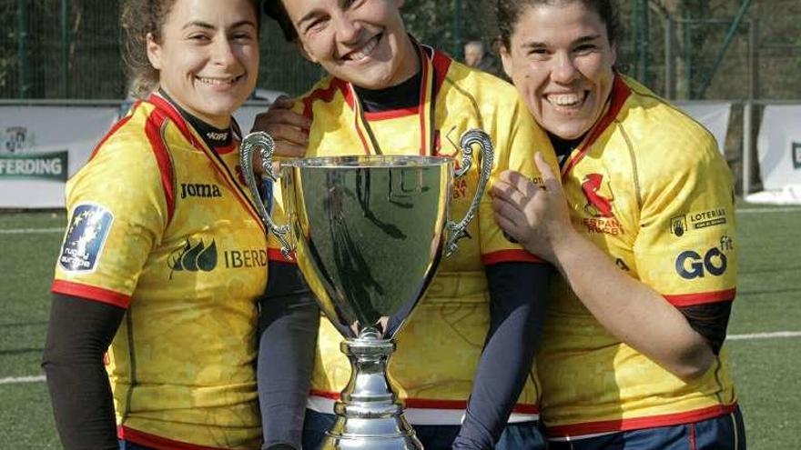 Carmona, Castelo y Delgado, con la copa de campeonas de Europa.