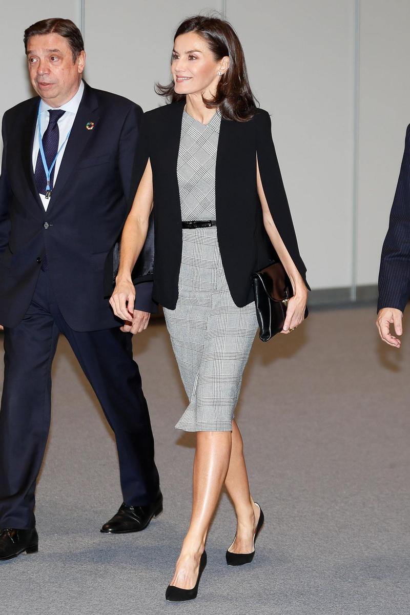 La reina Letizia con vestido y capa en Ifema