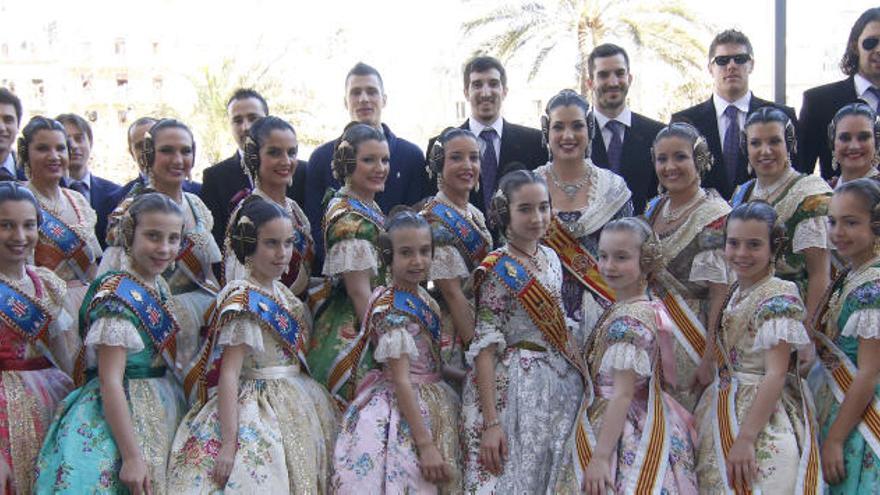 El Valencia Basket realizó su tradicional visita al balcón del Ayuntamiento de Valencia para presenciar la Mascletà.