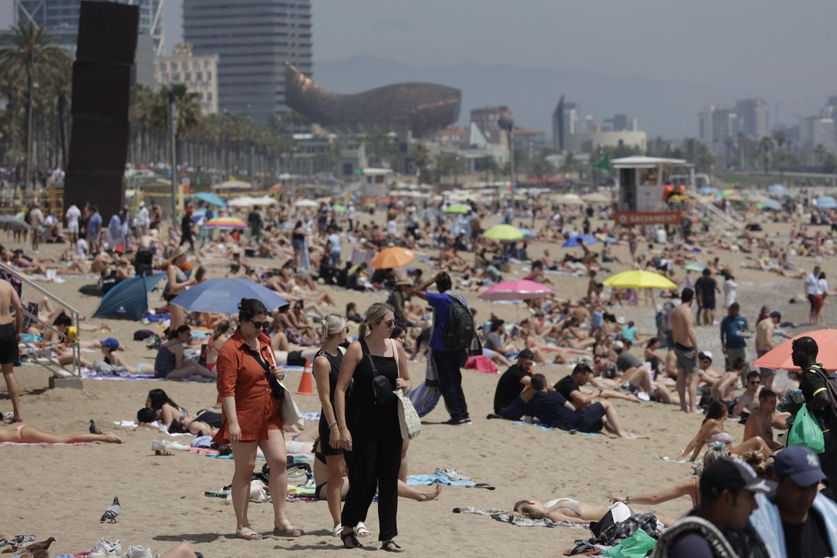 Vuelve el buen tiempo tras las lluvias: playas de la Barceloneta llenas de gente