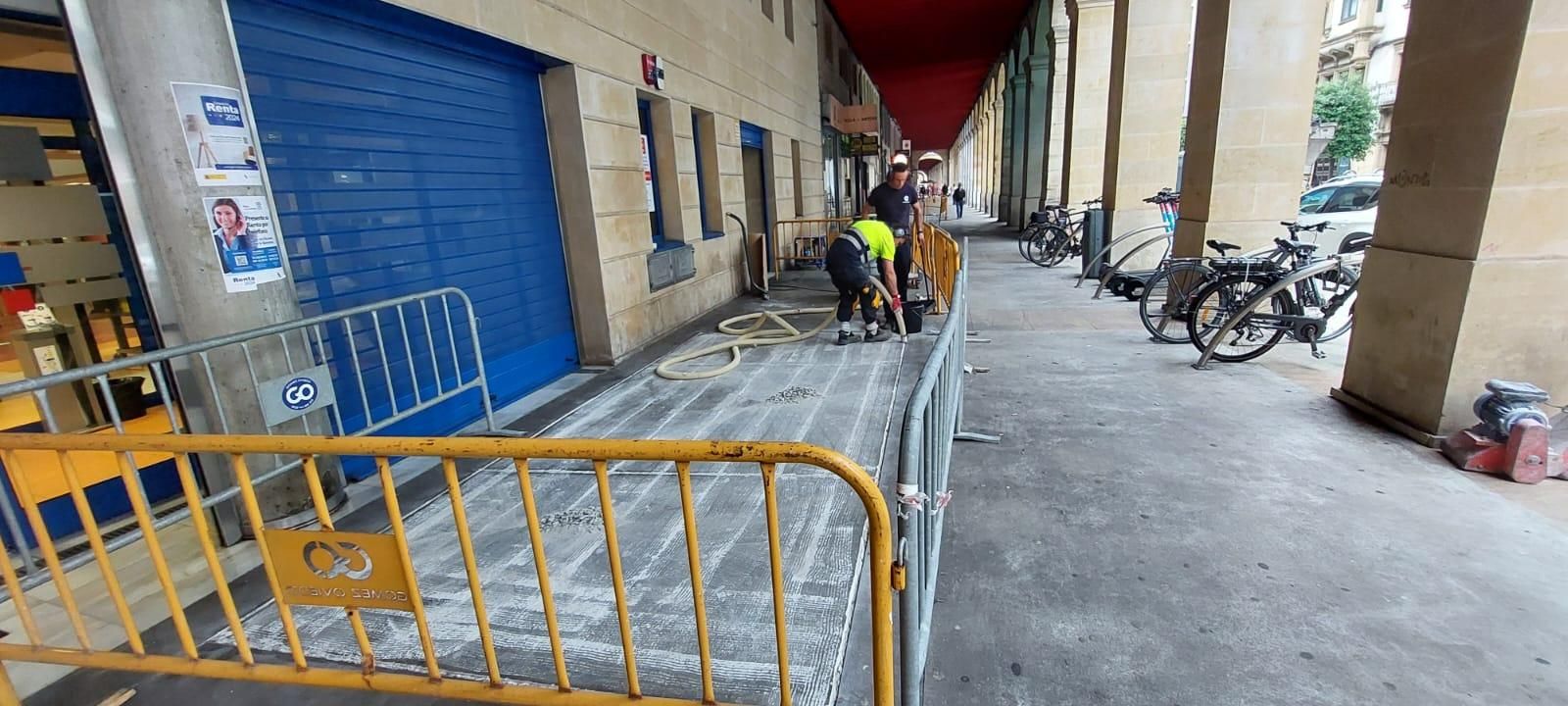 Las pruebas para mejorar el suelo de la calle Marqués de San Esteban, en imágenes