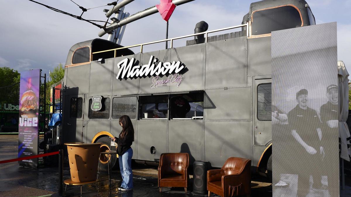 ¿Cómo se trabaja dentro de una 'food truck' de The Champions Burger Zaragoza?