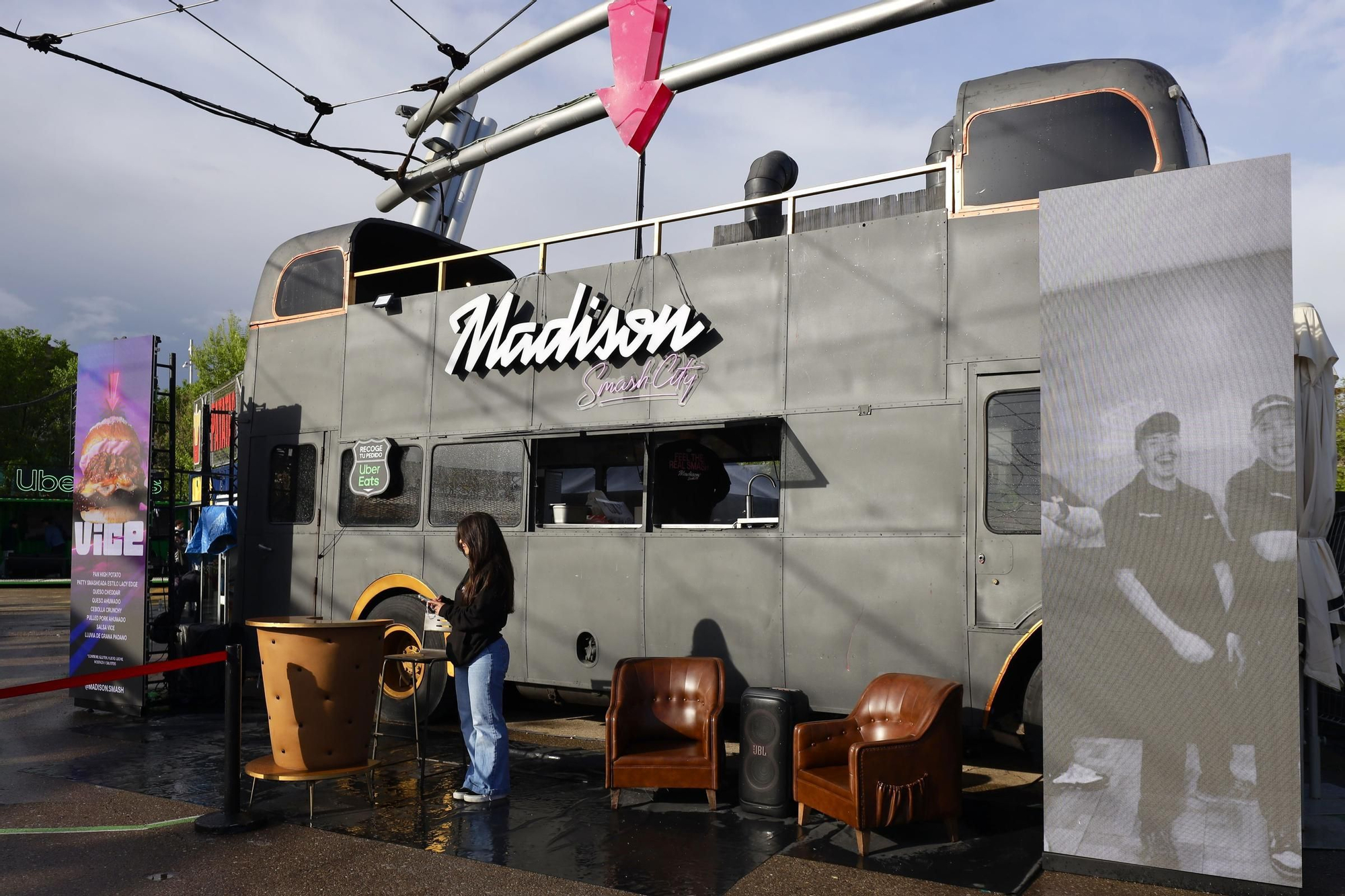 ¿Cómo se trabaja dentro de una 'food truck' de The Champions Burger Zaragoza?