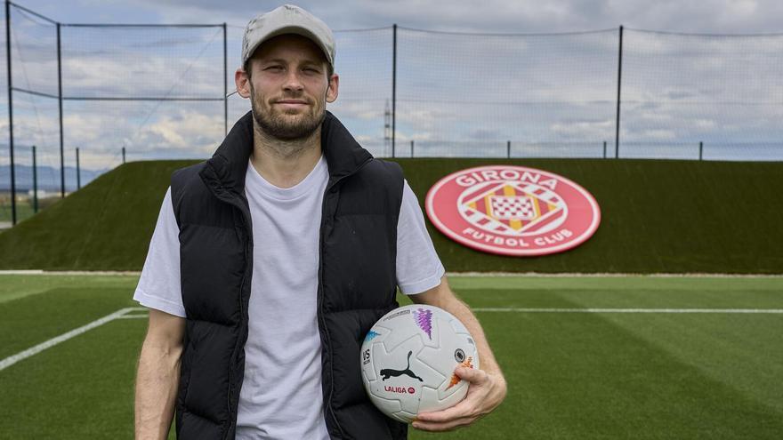 Daley Blind posa en el campo de entrenamiento del Girona.