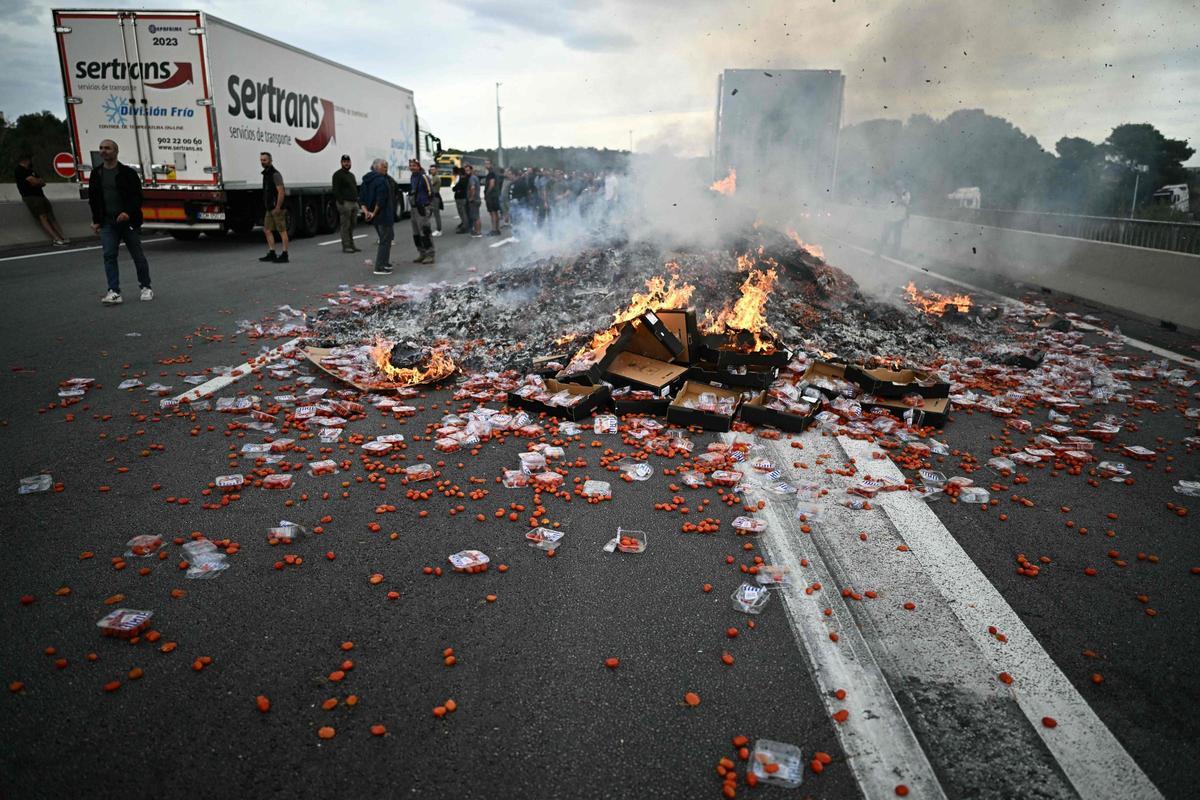 Viticultores franceses destrozan la carga de camiones españoles. En el peaje de Le Boulou, unos 500 viticultores han asaltado varios camiones con productos agrícolas españoles y de marruecos. Han hecho una selección y han destrozado el cargamento. Entre lo arrasado había vino, tomates o lechugas.