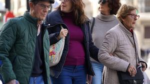 Ante la escasez de recursos públicos, las mujeres siguen cargando con el cuidado no profesional de los mayores en España.