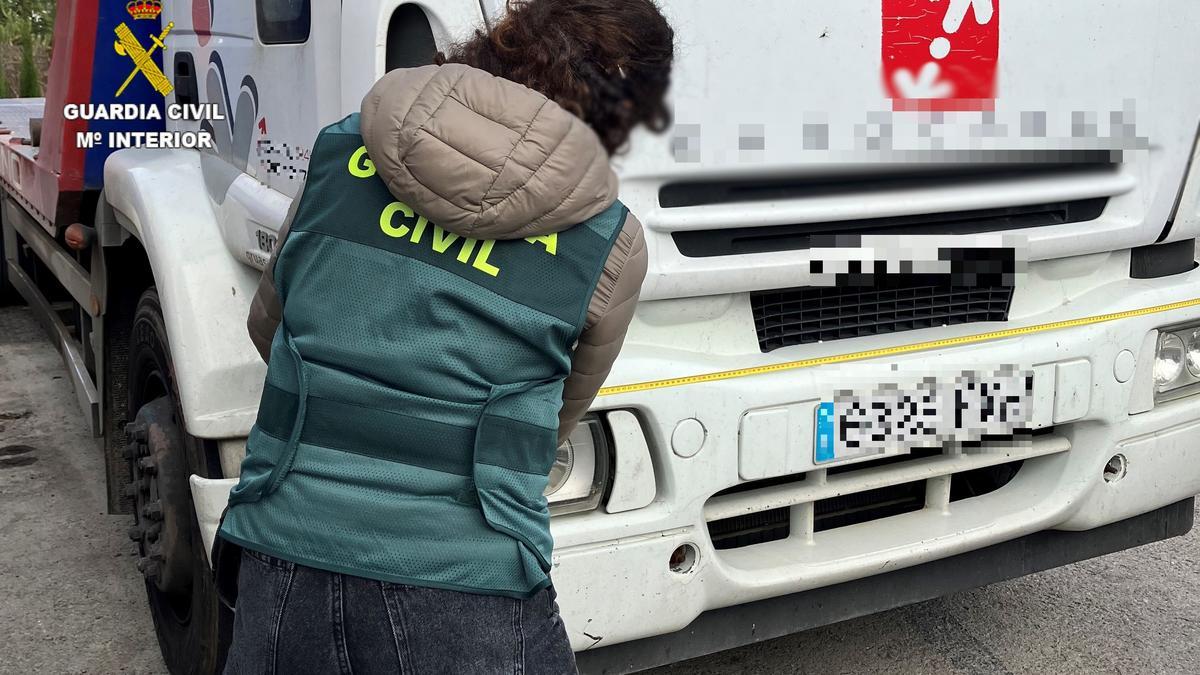 La Guardia Civil toma muestras en un camión.