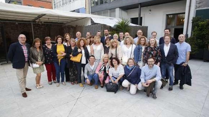 Foto de familia de la promoción 1980-84 del Instituto de Salinas.