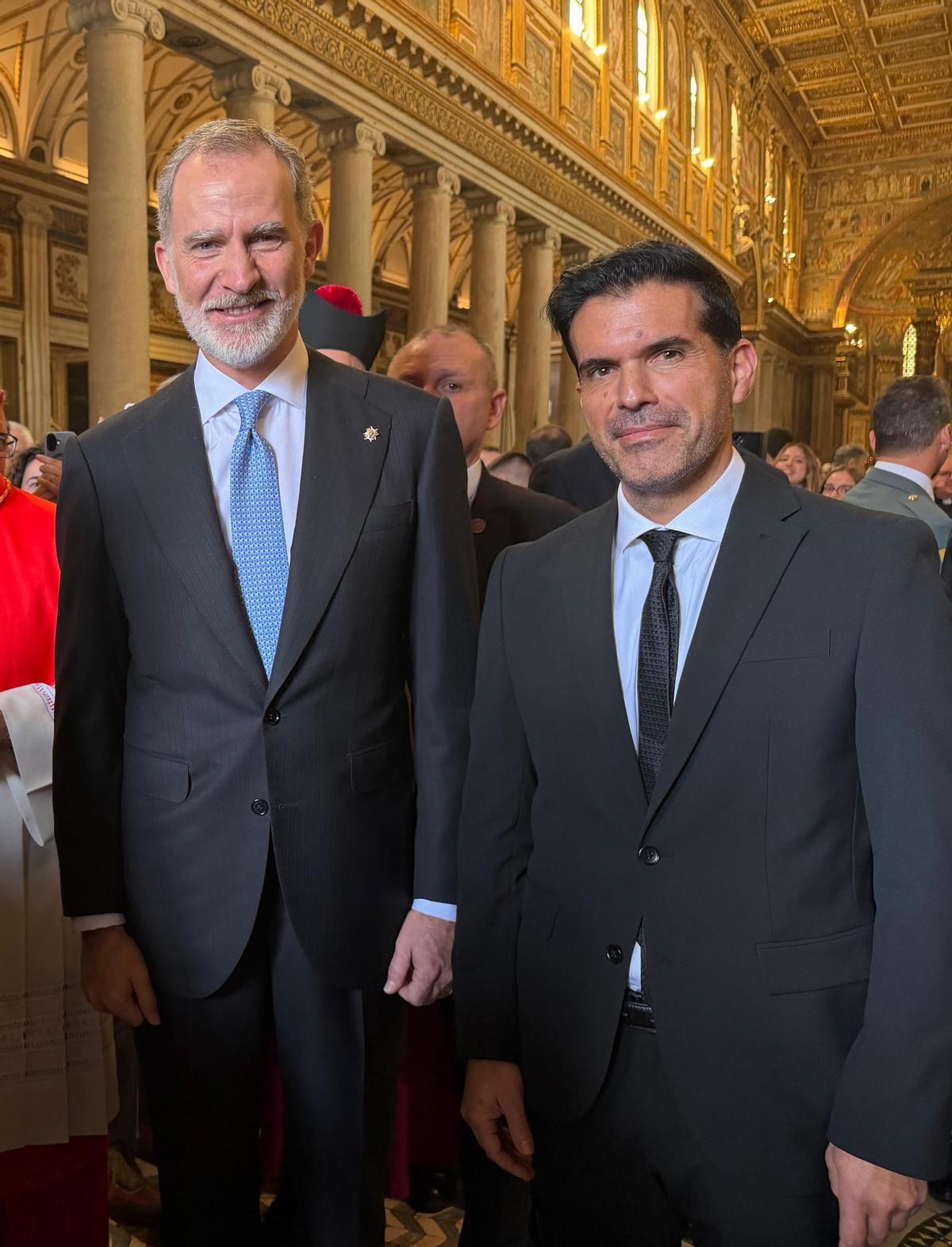 El rey Felipe IV junto al escultor malagueño José María Ruiz Montes, en Santa María La Mayor, de Roma.
