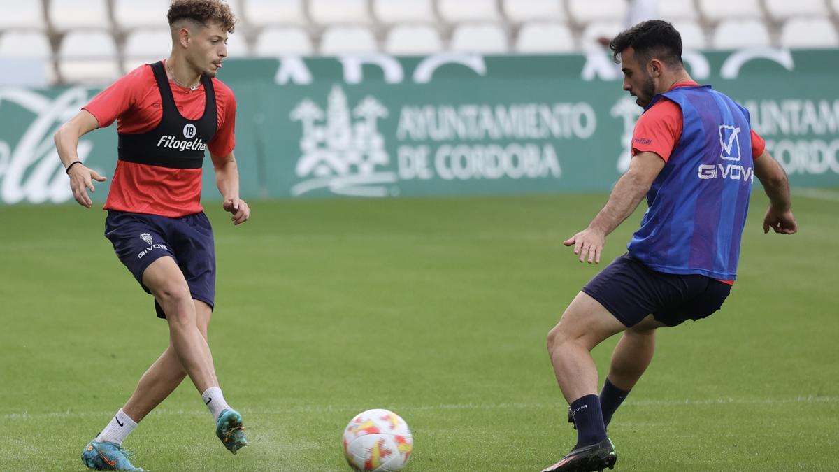 Simo y Carlos Puga, durante el entrenamiento del Córdoba CF en El Arcángel, este jueves.
