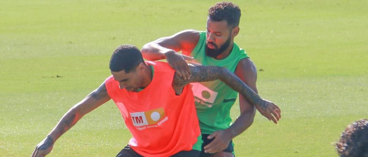 Mourad intenta robar un balón a Mascarell, durante un entrenamiento