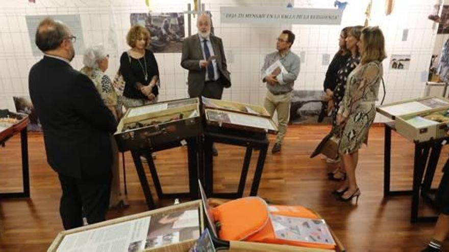 La exposición 11 vidas en 11 maletas fue inaugurada ayer en el Colegio de Abogados de Elche.