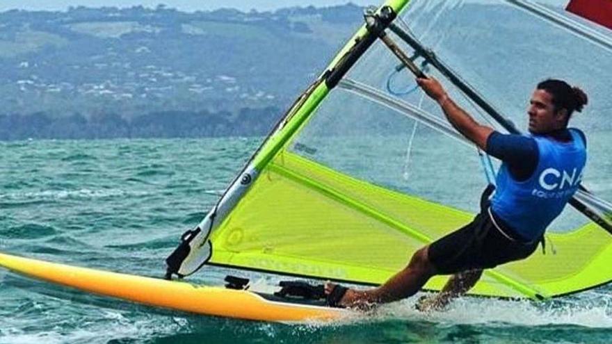 El windsurfista Joan Carles Cardona, en acción durante el desarrollo de una regata.