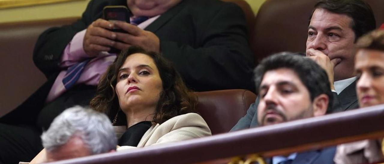 Isabel Díaz Ayuso junto a los presidentes autonómicos Fernández Mañueco y López Miras, en la primera sesión de la investidura del Congreso.