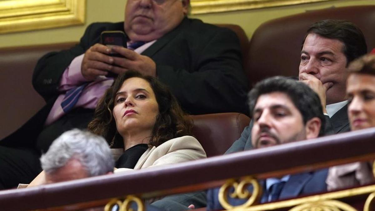 Isabel Díaz Ayuso junto a los presidentes autonómicos Fernández Mañueco y López Miras, en la primera sesión de la investidura del Congreso.