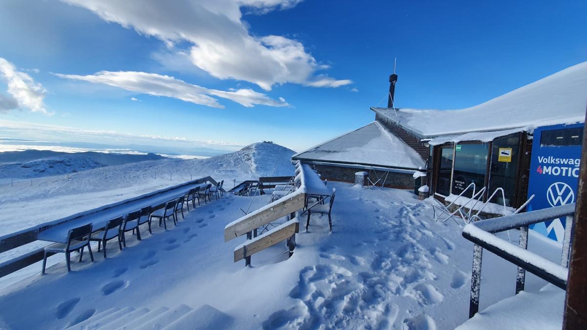 Primera nevada de la temporada en cotas medias en Catalunya. Vista desde el Niu de l'Àliga, en La Molina