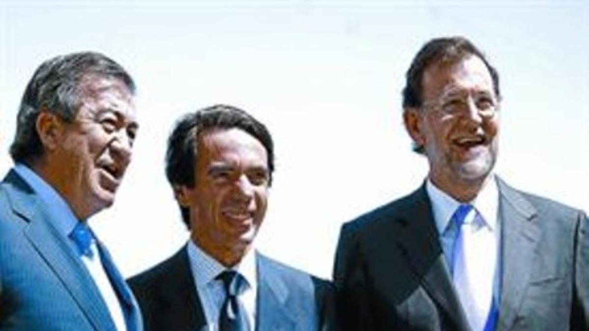 Triunvirato Francisco Álvarez-Cascos, José María Aznar y Mariano Rajoy, en Sevilla, en abril del 2010.