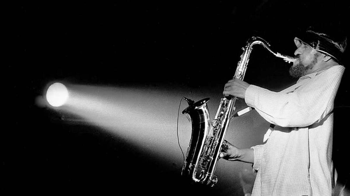 Sonny Rollins durante un concierto en 1985, año en el que actuó por primera vez en València.