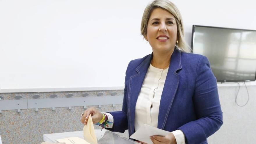 Noelia Arroyo introduce su voto durante las elecciones del 28M
