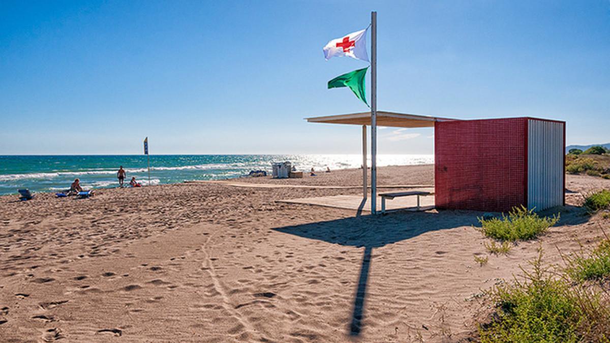 La bandera azul ondeará de nuevo este año en la playa de Gavà