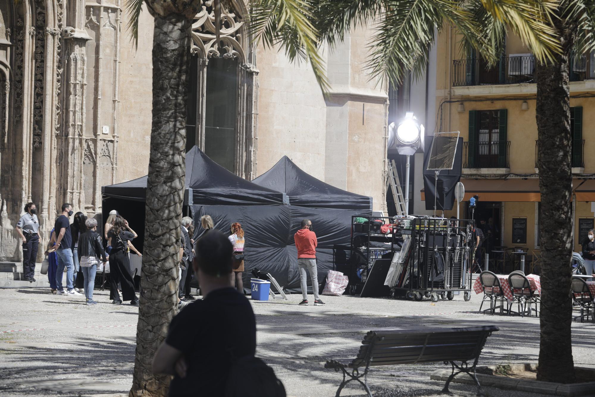 Ana de Armas, paseo con diamantes por la Lonja de Palma y Sa Torre Cega de los March