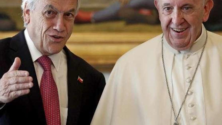 El Papa Francisco, junto al presidente de Chile, Sebastián Piñera.