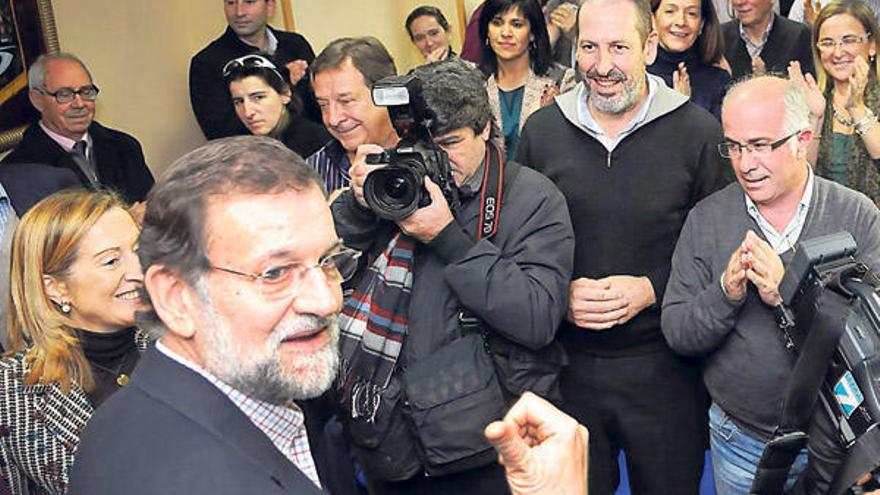 Mariano Rajoy fue recibido con aplausos en la sede provincial del Partido Popular.  // Gustavo Santos