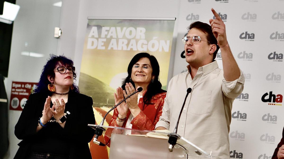 Jorge Pueyo, junto a Mary Carmen Bozal e Isabel Lasobras, este domingo en la celebración de la noche electoral de Chunta Aragonesisa.