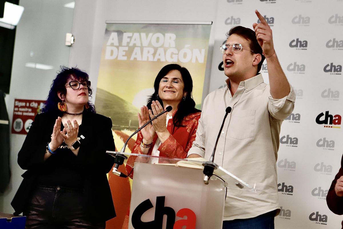 Jorge Pueyo, junto a Mary Carmen Bozal e Isabel Lasobras, este domingo en la celebración de la noche electoral de Chunta Aragonesisa.