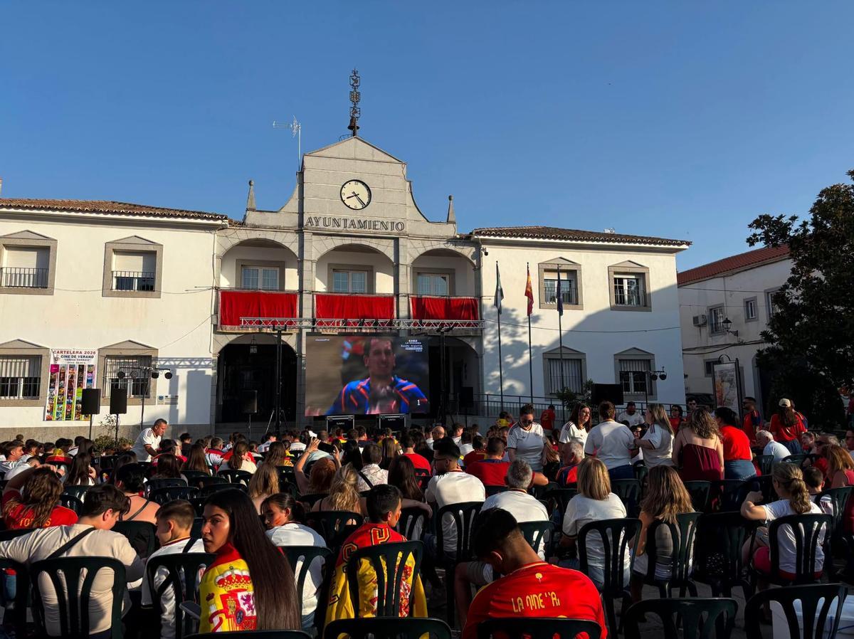 Así vive la provincia de Córdoba la final del Mundial: pantallas en las plazas y miles de aficionados. Así vive la provincia de Córdoba la final del Mundial: pantallas en las plazas y miles de aficionados.
