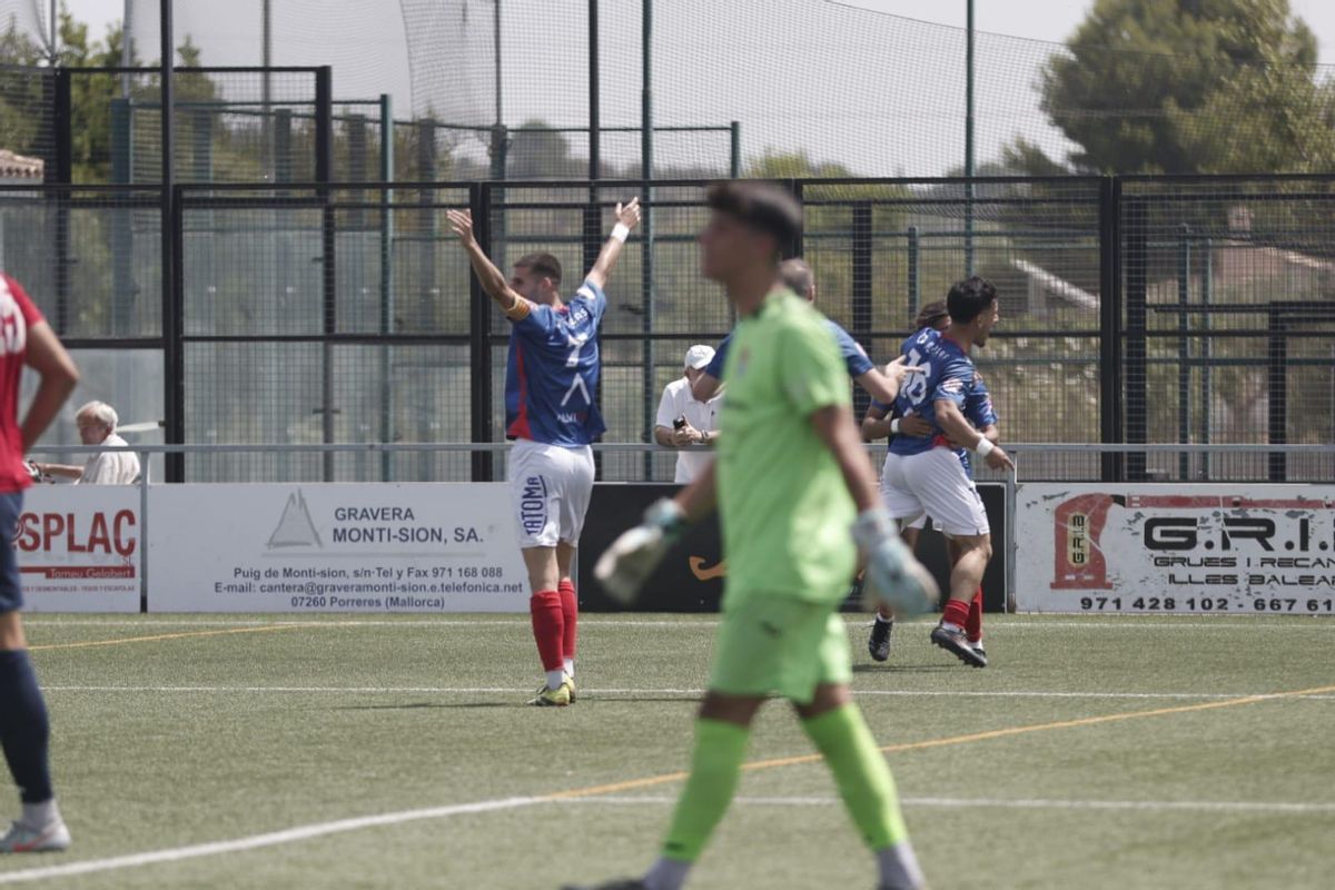 Los jugadores del Monzón celebran el 0-1 de Youssef en Ses Forques. Porreres-Monzón