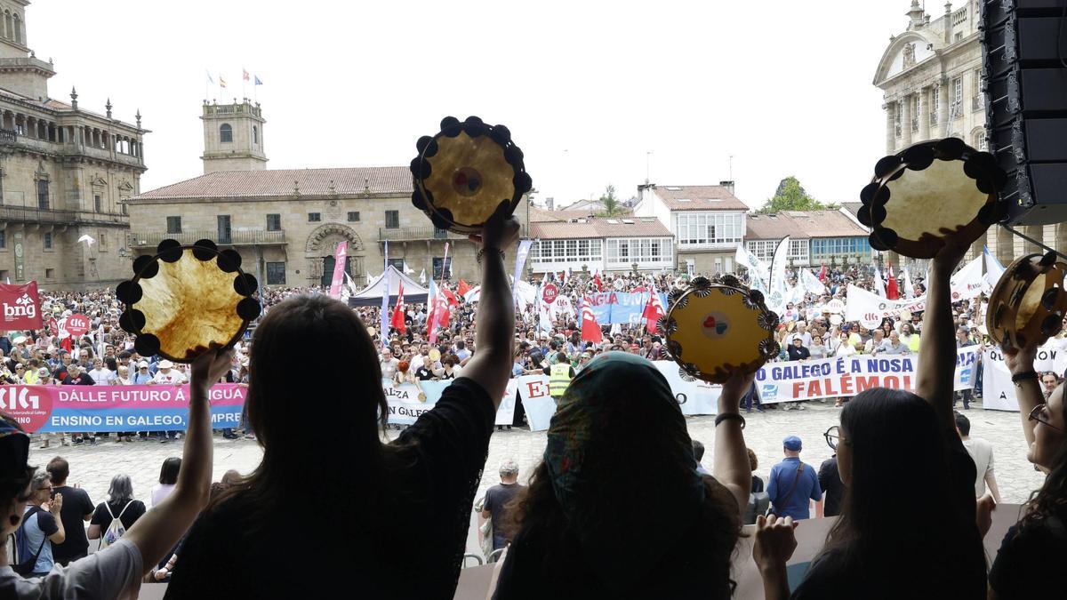 Miles de persoas toman as rúas de Santiago en defensa do galego