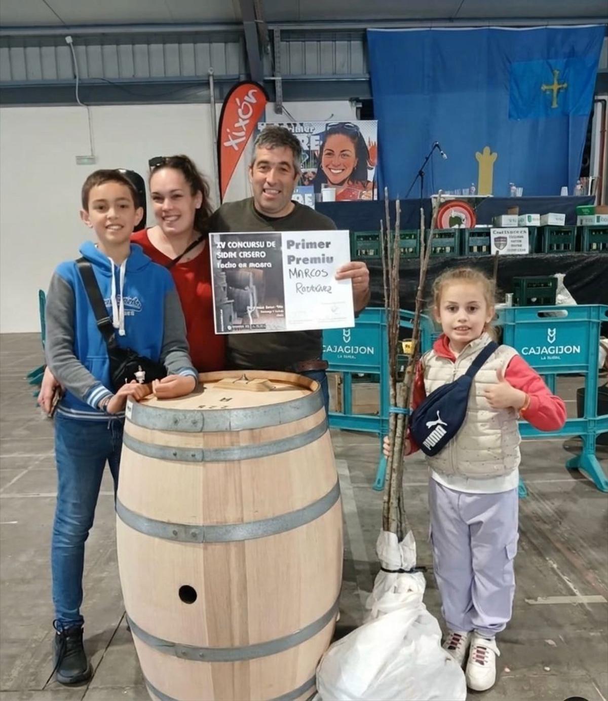Marcos Rodríguez, con el diploma de ganador del certamen, acompañado por su familia.