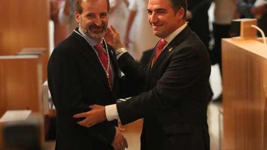 El presidente de la Diputación, Elías Bendodo, con el portavoz de Ciudadanos en la misma, Gonzalo Sichar.