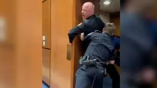 Un veterano de la marina expulsado del Capitolio al grito de: "¡Nadie quiere luchar por Israel!"