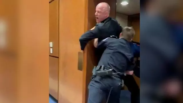 Un veterano de la marina expulsado del Capitolio al grito de: "¡Nadie quiere luchar por Israel!"