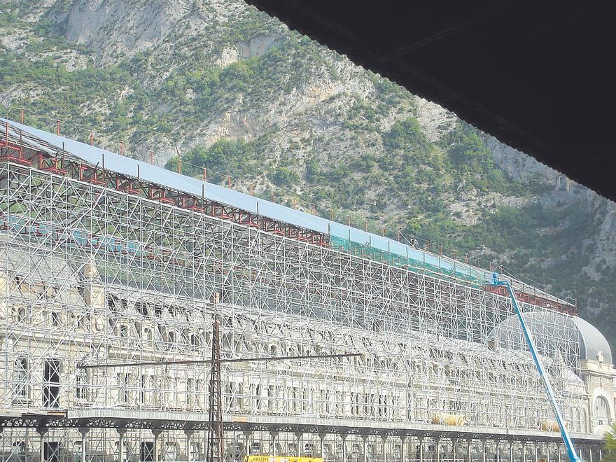 Obras de rehabilitación en el hotel de la estación de Canfranc