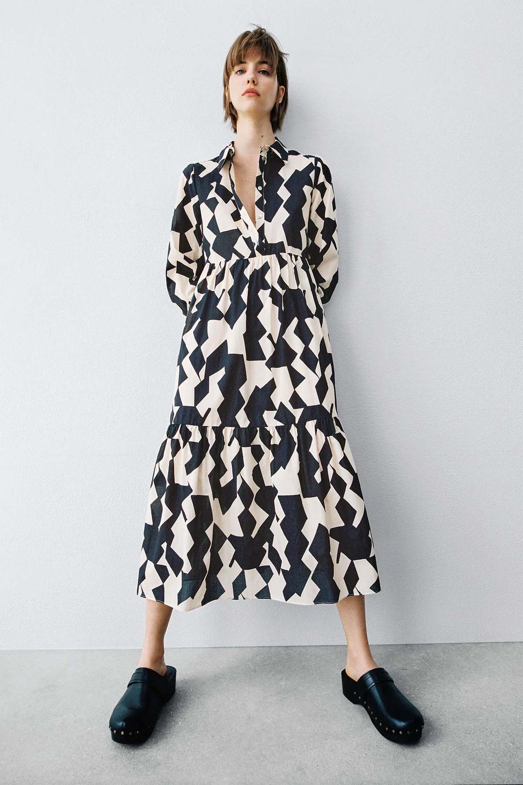 Vestido 'midi' con estampado en blanco y negro, de Zara.  Precio: 39,95 euros. 