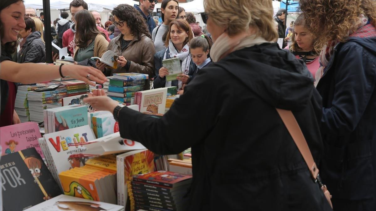 Venta de libros en una parada en la plaça de l’Ajuntament de Badalona.