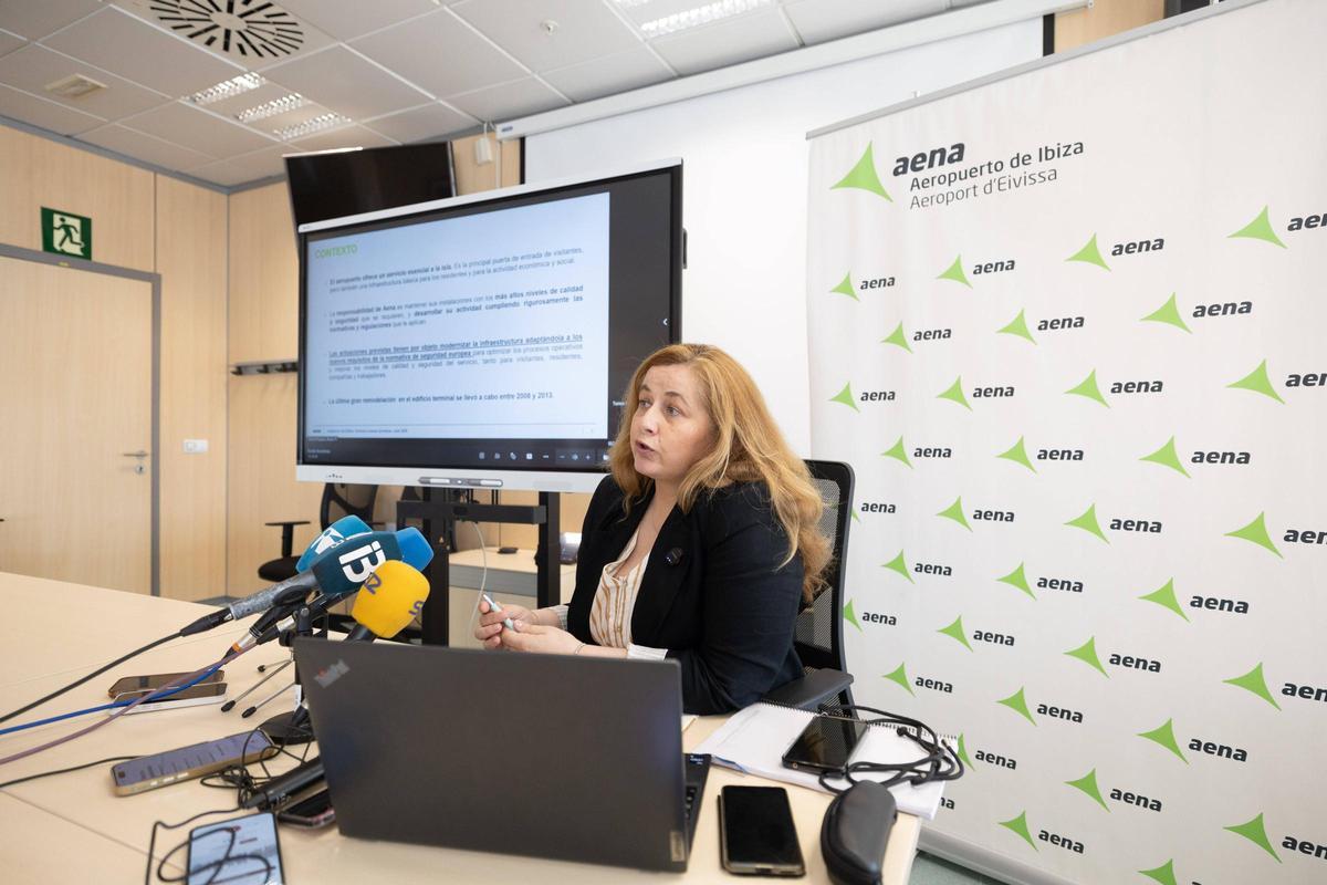 La directora del aeropuerto de Ibiza, Marta Torres.