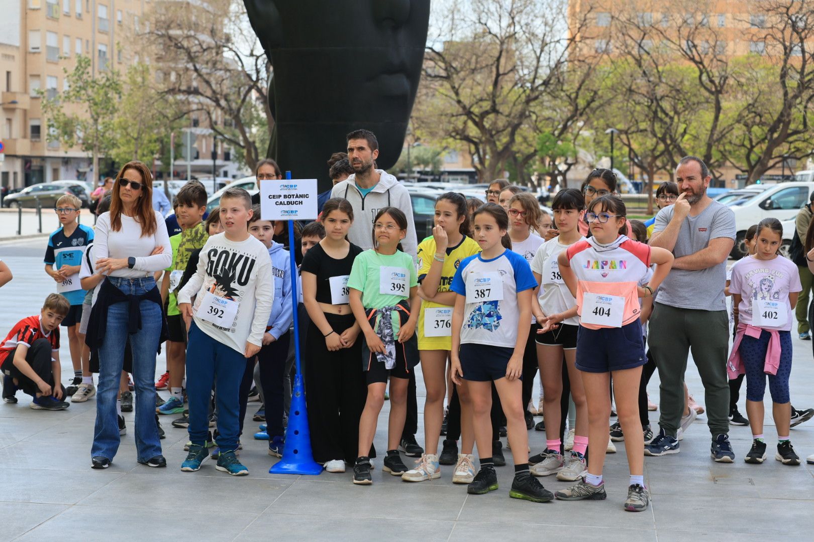 FOTOGALERIA I Vila-real recull 500 quilos de menjar solidaria amb la cursa en homenatge a Mossén Guillermo