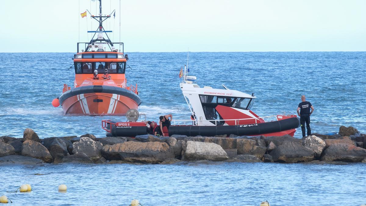 Bomberos y Salvamento Marítimo en la escollera del Cocó donde ha aparecido muerto el bañista.